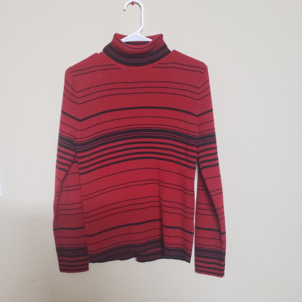 3/$15 Liz & Co. Turtle Neck Red and Black